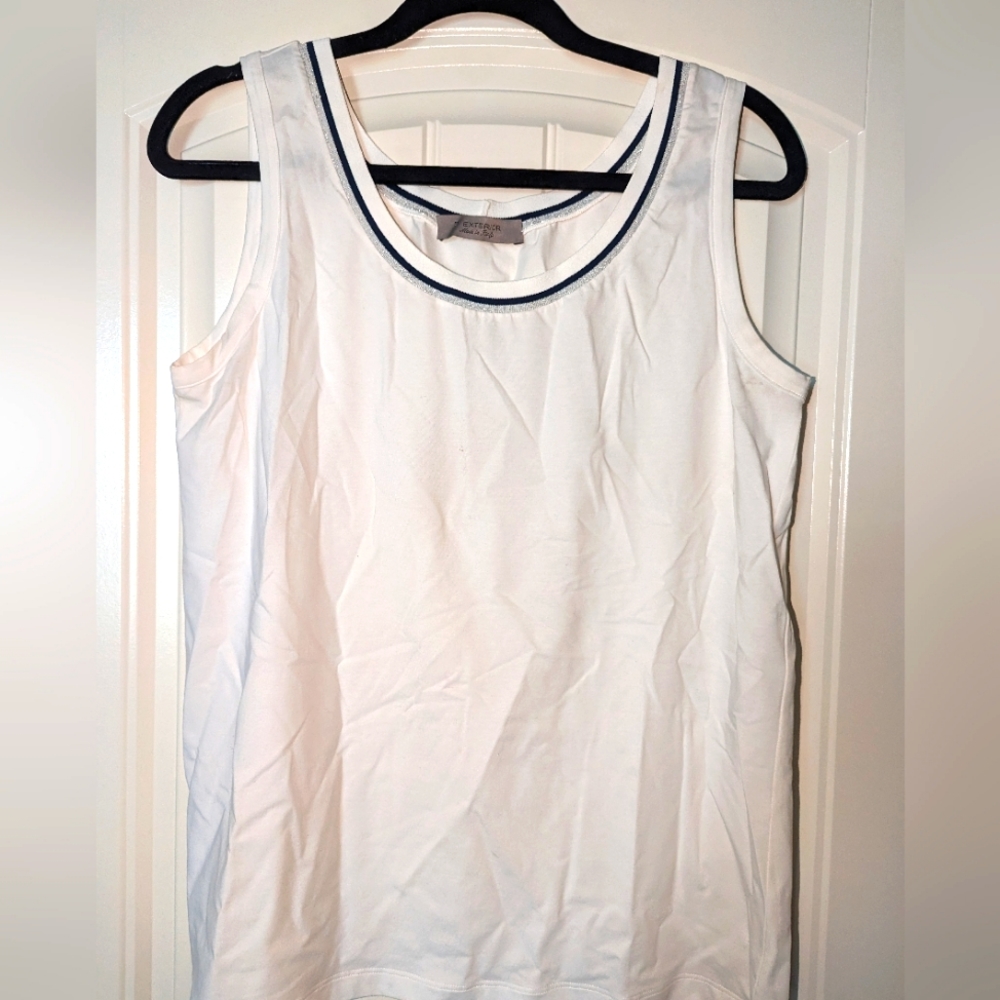 D.Exterior white stretch shell M